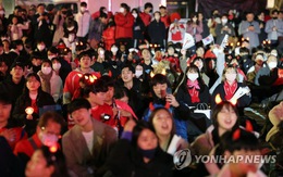 Hơn 10.000 người tập trung tại quảng trường Gwanghwamun cổ vũ tuyển Hàn Quốc