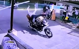 Chàng trai chạy xe máy đập mặt vào barie khi bám đuôi ô tô
