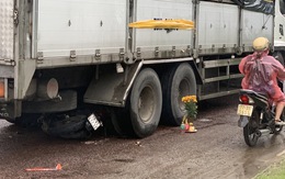 Vụ xe tải lùi cán chết ba mẹ con: Sao không có phụ xe xuống cảnh báo?