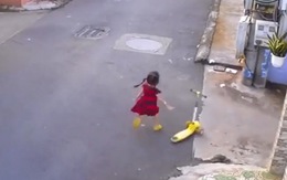 Bé gái phản xạ 'nhanh như chớp' khi thấy xe scooter mất lái