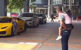 Hành động đẹp của vị đại gia khi cậu bé 'sống ảo' bên Lamborghini