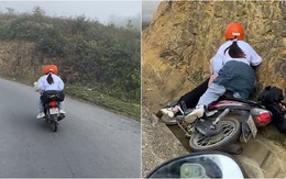 Hai cô gái ôm cua xe máy đi vào vách núi