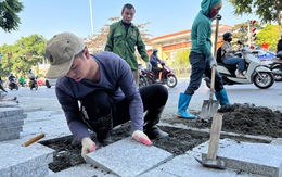 Công nhân tất bật 'vá' lại vỉa hè lát đá 'bền 70 năm' bị nứt vỡ