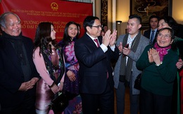 Người Việt ở Bỉ lo con cháu 'mất gốc' tiếng Việt, Thủ tướng tặng món quà đặc biệt