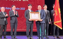 Xuân Bắc và Nhà hát Kịch Việt Nam đón nhận Huân chương Lao động hạng ba