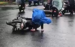 Gió lớn quật ngã hàng loạt người, xe máy đang chạy trên đường phố Tuy Hòa