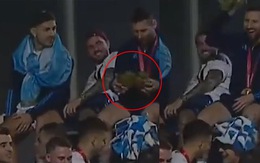 Messi bật cười khi được tặng 'Ninja rùa nhồi bông'