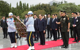 Chủ tịch nước đặt vòng hoa tại Đài tưởng niệm các anh hùng dân tộc Indonesia