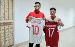 Văn Quyết và 'Messi Lào' đổi áo cho nhau