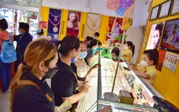 Giá vàng trong nước cao hơn thế giới gần 15 triệu đồng/lượng, USD giảm mạnh