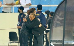 HLV Park Hang Seo ôm đồng hương bên phía tuyển Malaysia sau trận thắng