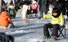 Trời lạnh kỷ lục, lễ hội câu cá trên băng ở Hàn Quốc rục rịch khai mạc