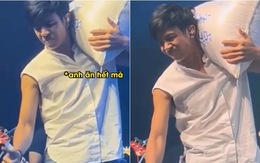 Ca sĩ Thái Lan đang hát được khán giả tặng bao gạo