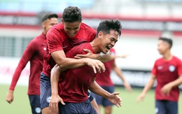 Cầu thủ Singapore cười đùa thoải mái chờ đấu Việt Nam