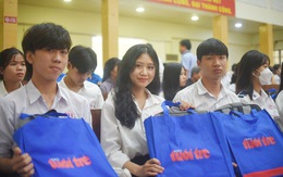 Niềm vui nhân đôi trong lễ trao học bổng ‘Tiếp sức đến trường’ tại Phú Yên