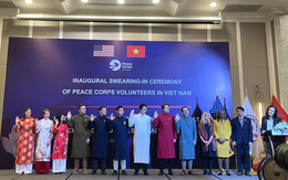 Tình nguyện viên Mỹ mặc áo dài tuyên thệ tôn trọng văn hóa Việt Nam