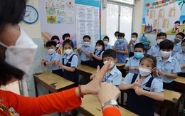 TP.HCM: Nhiều trường tiểu học cho học sinh đến trường rèn luyện kỹ năng phòng chống dịch