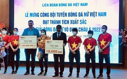 Trung tâm Anh ngữ RES trao tặng quà chúc mừng đội tuyển bóng đá nữ Việt Nam