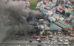 Hà Nội: Cháy lớn trên đường Nguyễn Xiển, lan ra nhiều cửa hàng