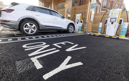 Các nhà sản xuất xe hơi ở Anh đề nghị tăng điểm sạc pin xe điện