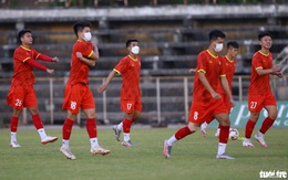 Các F1 của U23 Việt Nam đeo khẩu trang tập luyện