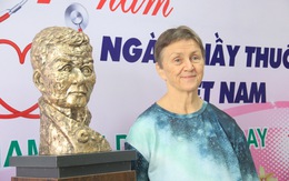 Nhà điêu khắc Phạm Văn Hạng tạc tượng chuyên gia vật lý trị liệu người Mỹ