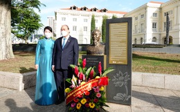 Chủ tịch nước Nguyễn Xuân Phúc dâng hoa tượng đài Chủ tịch Hồ Chí Minh tại Singapore