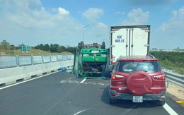 Cao tốc Trung Lương - Mỹ Thuận kẹt xe hơn 3km vì một xe rau củ nổ vỏ lật ngửa