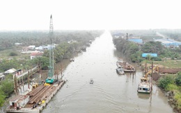 Mùng 7 bắt đầu đắp đập thép ngăn mặn trên kênh Nguyễn Tấn Thành