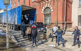 Cứu trợ dân Ukraine gặp khó vì thiếu tài xế tình nguyện