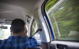 Vì sao người trong xe bị ù tai khi chỉ mở một cửa sổ ôtô đang chạy?