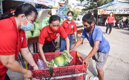 Người dân TP Thủ Đức hào hứng đổi ve chai lấy gạo và nước tương