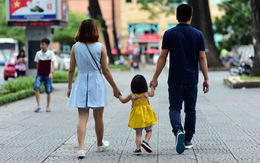 Trẻ bị kích động, bất cần vì thiếu hơi ấm khi ba mẹ ly hôn