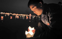 Thả hàng nghìn hoa đăng trên biển Cửa Đại tưởng niệm nạn nhân vụ lật tàu