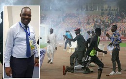 Bác sĩ FIFA 'đột tử' sau khi cổ động viên Nigeria tràn vào sân đập phá kinh hoàng