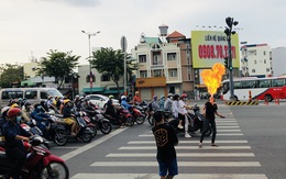 Người 'biểu diễn' ngậm dầu phun lửa tràn ra các ngã tư đường, nguy cơ mất an toàn