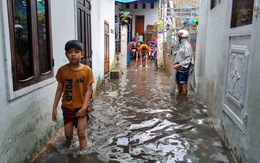 Mưa lớn kéo dài, hàng trăm hộ dân lội nước bì bõm giữa Quy Nhơn