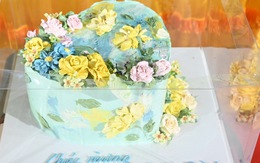 Hoa và bánh sinh nhật bên cạnh hoa tang