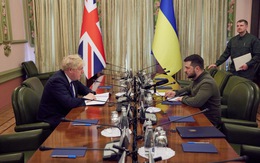 Thủ tướng Anh bất ngờ đến Kiev gặp Tổng thống Zelensky, hứa cung cấp xe bọc thép, tên lửa