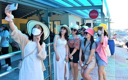 Hàng ngàn du khách đến Nha Trang, chen nhau ra đảo
