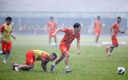 CLB Hoàng Anh Gia Lai tập luyện dưới mưa lớn chờ đá Yokohama F.Marinos