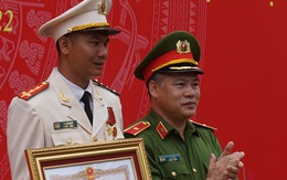 Đại úy Thái Ngô Hiếu cứu sống 4 người nhận Huân chương Dũng cảm