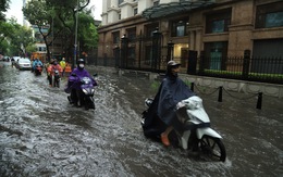 Nhiều tuyến phố Hà Nội bị ngập sau cơn mưa dông, cảnh báo 3 giờ tới tiếp tục có mưa to