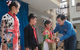 Trao nhạc cụ khèn Mông cho các em học sinh vùng cao Hà Giang