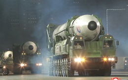 Triều Tiên công bố hình ảnh duyệt binh với sự xuất hiện của tên lửa đạn đạo Hwasong-17