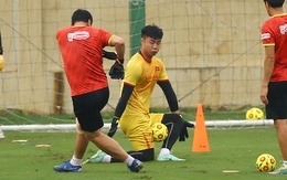 Video: Thủ môn U23 Việt Nam tập ra vào khép góc với bóng nhỏ