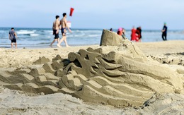 Bạn trẻ truyền thông điệp bằng tượng cát trên bãi biển Đà Nẵng