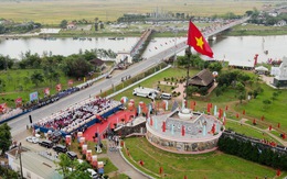 Chủ tịch nước dự lễ thượng cờ thống nhất non sông bên cầu Hiền Lương