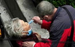 Thượng Hải phát hàng triệu hộp thuốc Đông y cho người dân để trị COVID-19