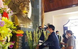 Dâng hoa, dâng hương tưởng niệm 115 năm ngày sinh Tổng bí thư Lê Duẩn